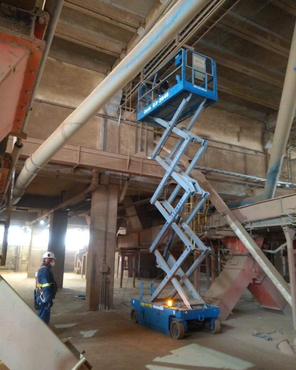Equipe em ambiente industrial